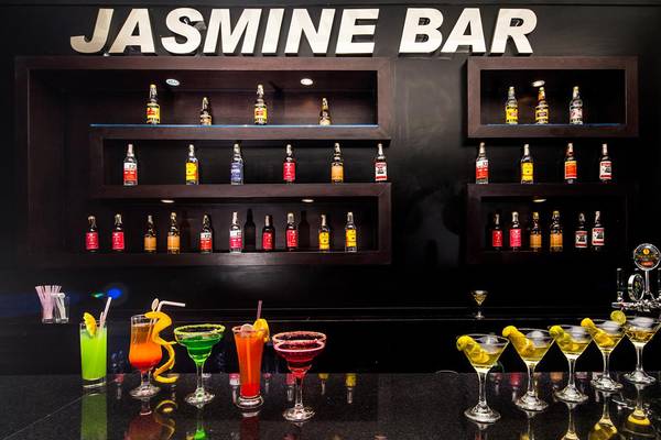 Cocktails und Getränke auf der Theke im Jasmine Bar des Jasmine Palace Resort & Spa