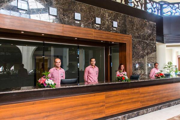 Vier Mitarbeiter der Rezeption im Jasmine Palace Resort & Spa