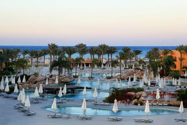 Außenbereich des Jasmine Palace Resort & Spa mit mehreren Swimmingpools, Sonnenliegen und Schirmen.