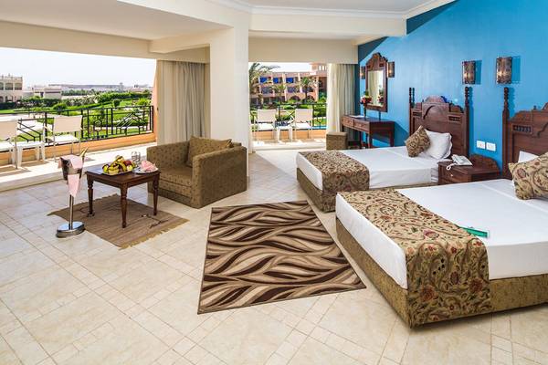 Doppelzimmer mit Balkon im Jasmine Palace Resort & Spa mit Blick auf einen Garten.