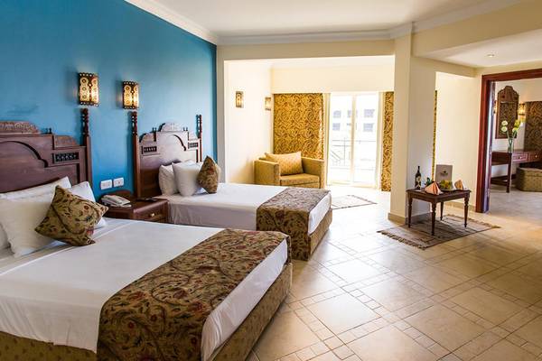 Doppelzimmer im Jasmine Palace Resort & Spa mit zwei Betten, Fernseher, und Balkon.