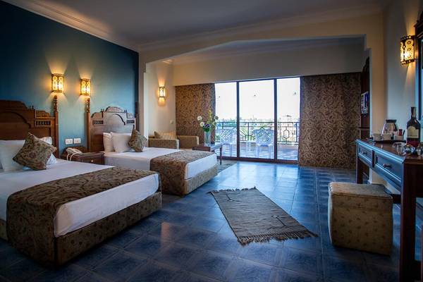 Doppelzimmer im Jasmine Palace Resort & Spa mit zwei Betten und einem Balkon.
