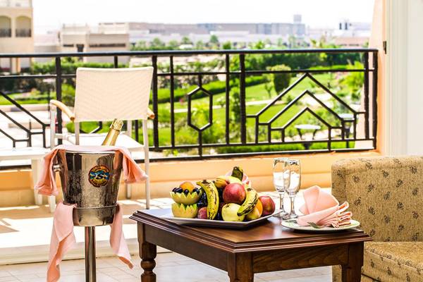 Balkon im Jasmine Palace Resort & Spa mit Früchteplatte, Weinglas und Eiskübel