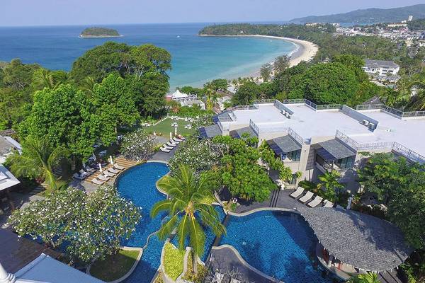 Luftaufnahme des Andaman Cannacia Resorts mit Pool und Blick auf das Meer und die Küste.
