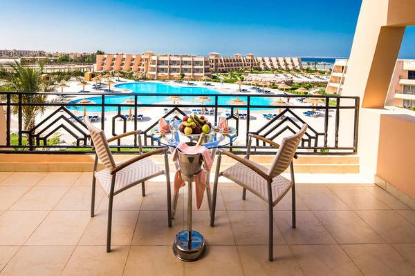 Balkon im Jasmine Palace Resort & Spa mit Aussicht auf den Pool und die Hotelanlage.