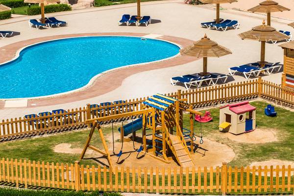 Luftaufnahme des Pools mit Spielplatz im Jasmine Palace Resort & Spa.