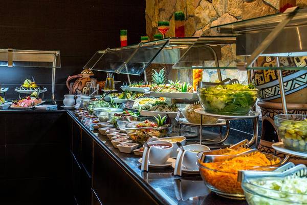 Buffet im Jasmine Palace Resort & Spa mit verschiedenen Salaten, Früchten und Dips.