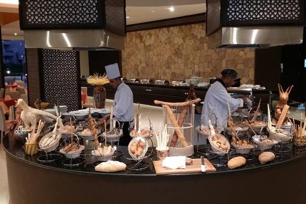 Buffet im Jasmine Palace Resort & Spa mit verschiedenen Gerichten und Köchen in weißen Uniformen.
