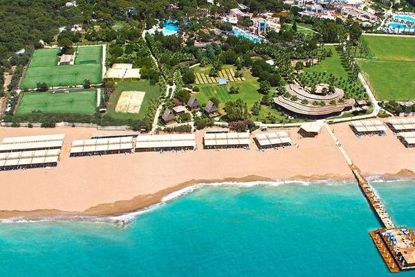 Luftaufnahme des Blue Waters Club Hotels mit Strand, Gebäuden und Pools.