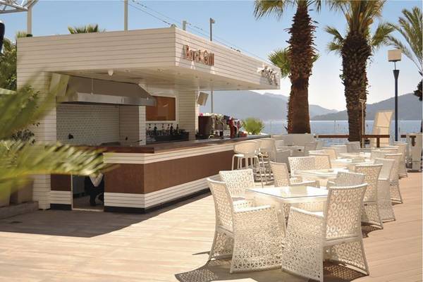 Bar und Grill des Cettia Beach Resorts mit Außensitzbereich und Blick aufs Meer