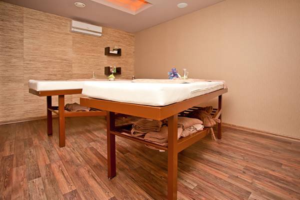 Zwei Massagetische in einem Massageraum des Cettia Beach Resorts