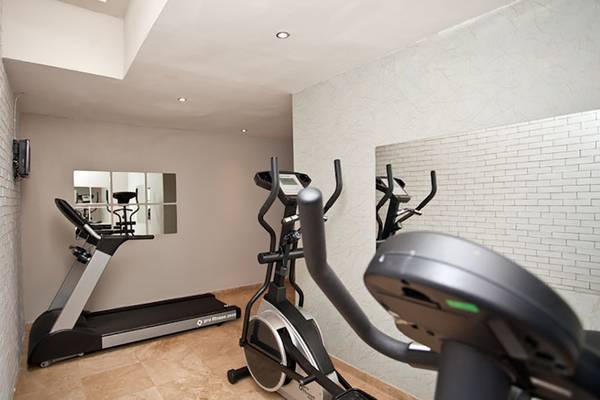 Fitnessbereich im Cettia Beach Resort mit Laufband, Rudergerät und Crosstrainer