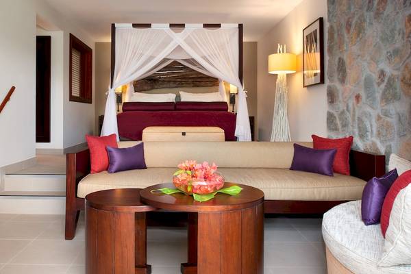 Luxushotel Schlafzimmer Innenraum mit Bett, Couch, Tisch und Dekoration.