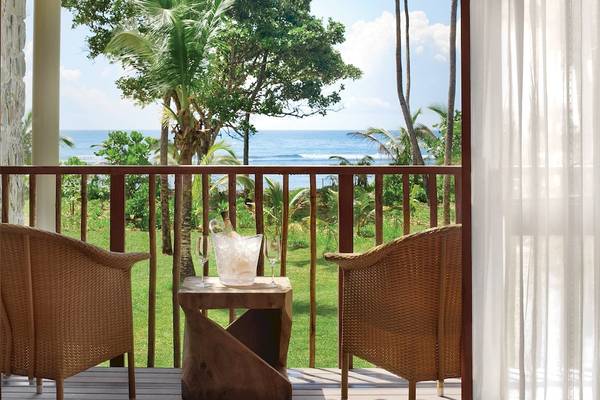 Ausblick auf den Ozean vom Balkon des Kempinski Seychelles Resort.