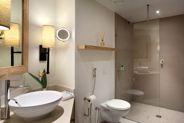 Badezimmer des Kempinski Seychelles Resort mit Dusche und Toilette.