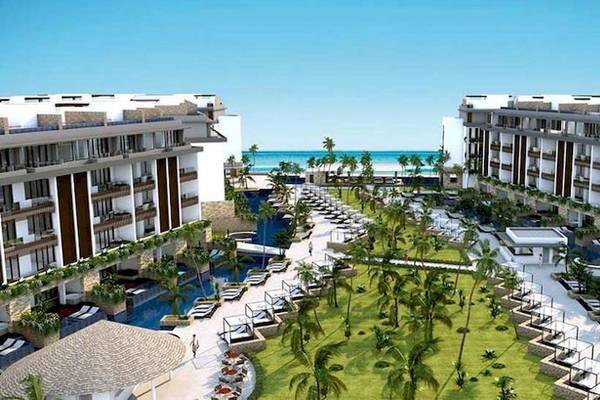 Luftaufnahme des Majestic Elegance Punta Cana Resorts mit Pools, Palmen und Strand.