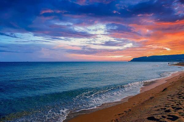Sonnenuntergang am Strand mit Blick auf das Meer und den Himmel mit Wolken