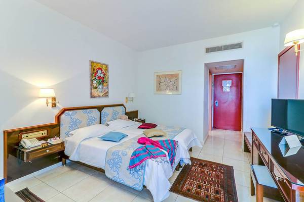 Doppelzimmer im Creta Royal Hotel, nur für Erwachsene, mit zwei Betten, Dekor und Fernseher.