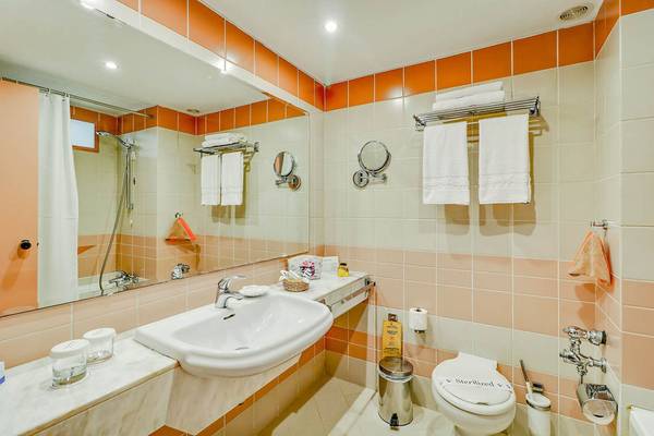 Badezimmer im Creta Royal - Adults Only Hotel mit Waschbecken, Spiegel und Toilette.