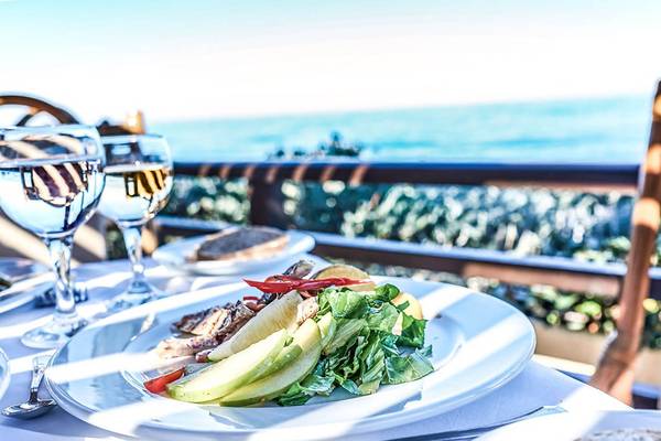 Terrasse mit Essen und Meerblick im Creta Royal Hotel.