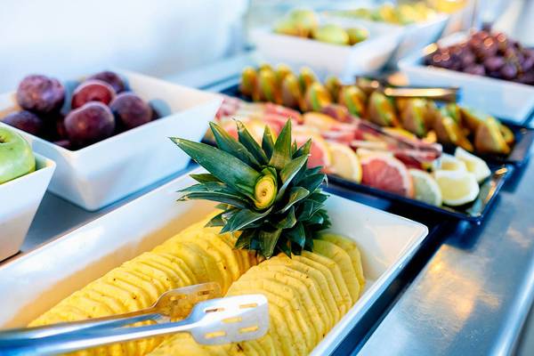 Frühstücksbuffet im Creta Royal Hotel mit verschiedenen Früchten und einem Ananas-Arrangement.
