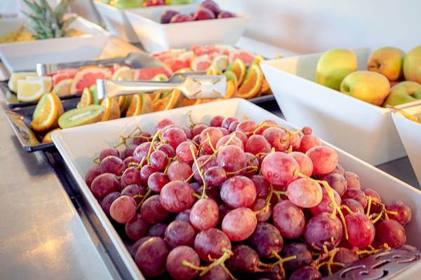 Frische Früchte wie Trauben, Äpfel, Kiwis und Orangen auf dem Buffet im Creta Royal Hotel.