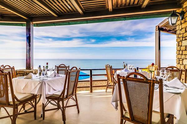 Außenterrasse des Creta Royal - Adults Only Hotels mit Blick auf das Meer.
