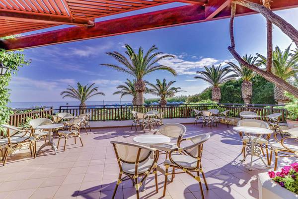 Terrasse des Creta Royal - Adults Only Hotels mit Blick auf das Meer