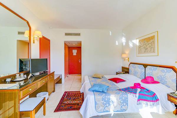 Doppelzimmer im Creta Royal Hotel mit Fernseher, Schreibtisch und bequemem Bett.