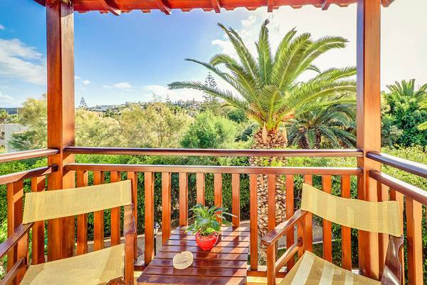 Balkon im Creta Royal Hotel mit Palme und Sitzen im Freien