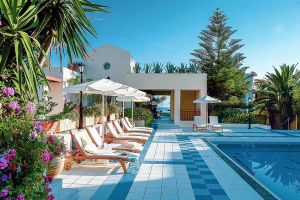 Poolbereich des Creta Royal Hotels mit Liegen und Schirmen.