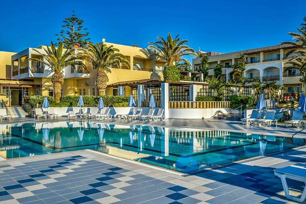 Außenpool des Creta Royal - Adults Only Hotels mit Liegen und Sonnenschirmen