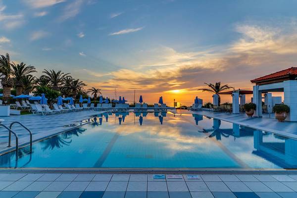 Abendlicher Blick auf den Pool des Creta Royal - Adults Only Hotels.