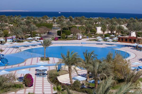 Luftaufnahme des Swimmingpools und der Liegen im Pharaoh Azur Resort