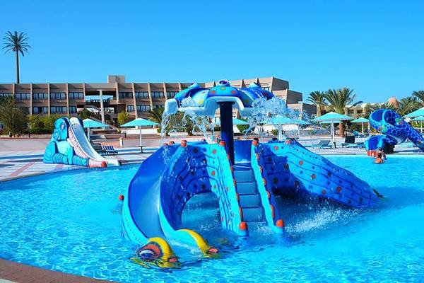 Kinderpool im Pharaoh Azur Resort mit Wasserrutschen und Springbrunnen.