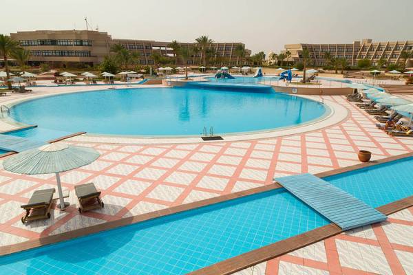 Luftaufnahme des Pools im Pharaoh Azur Resort mit mehreren Schwimmbecken, Sonnenschirmen und Liegestühlen.