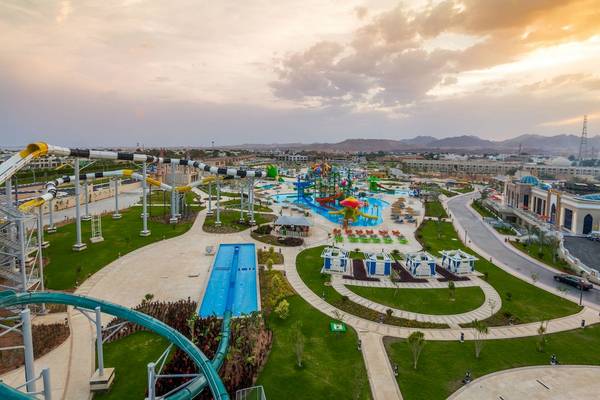 Luftaufnahme des Pickalbatros Aqua Park Resorts in Sharm mit Wasserrutschen, Pools und Gebäuden.