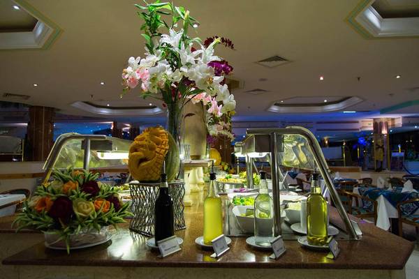 Buffet-Tisch im Restaurant des Pharaoh Azur Resort mit verschiedenen Speisen, Salaten und Flaschen.