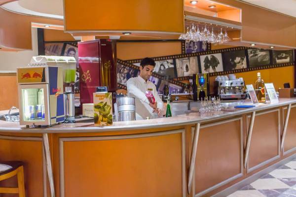 Barkeeper im Hotel Pharaoh Azur Resort serviert Getränke an der Bar.