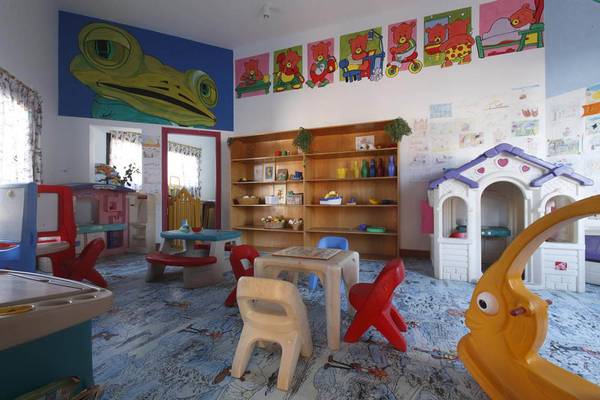 Kinderzimmer im Hotel Pharaoh Azur Resort mit bunten Wänden und Spielzeug.