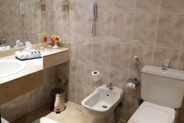 Badezimmer im Pharaoh Azur Resort Hotel mit Waschbecken, Bidet, Toilette und Spiegel.