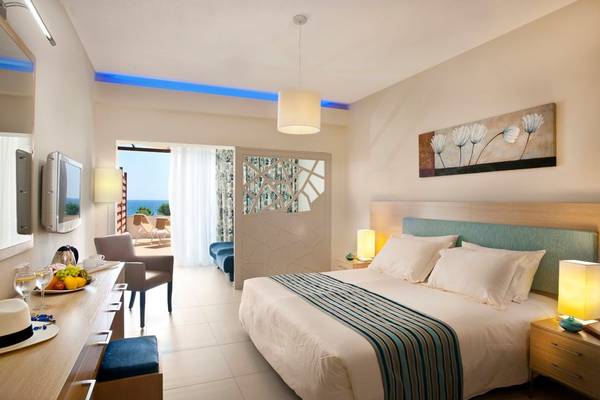 Ein modernes Hotelzimmer mit Meerblick im Pernera Beach Hotel.