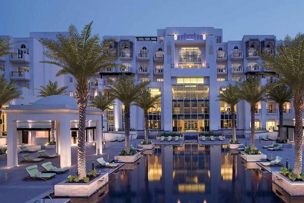Außenansicht des Anantara Eastern Mangroves Abu Dhabi Hotels mit Pool und Palmen