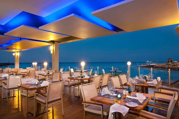 Abendansicht des Restaurants des Pernera Beach Hotels mit Blick auf das Meer.