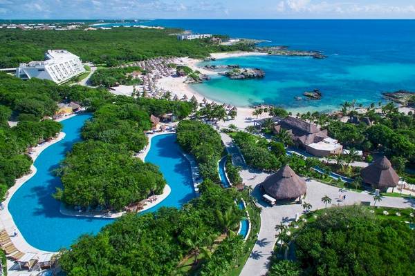 Luftaufnahme des Grand Sirenis Riviera Maya Resorts mit Pool, Strand und Gebäuden