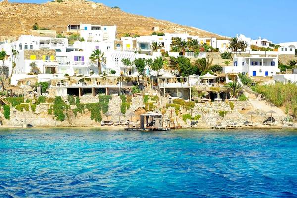 Luftaufnahme des Kivotos Mykonos Hotels mit Blick auf das Meer und die Klippen