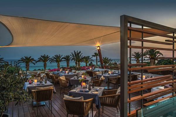Abendessen auf der Terrasse des Alion Beach Hotel mit Blick auf den Ozean