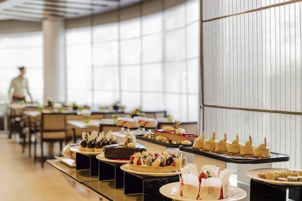 Buffet-Tisch im Jumeira Rotana Hotel mit verschiedenen Desserts.