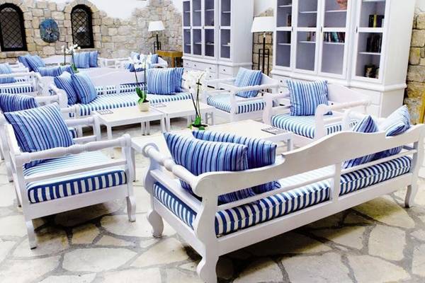Innenbereich des Annabelle Resorts mit weißen Möbeln und blauen Kissen.