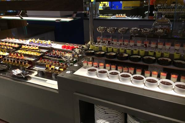 Buffet mit verschiedenen Süßigkeiten im Land of Legends Kingdom.